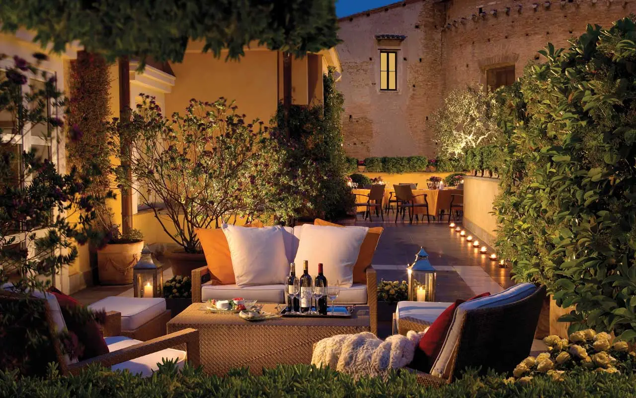 Oltre il banale: ecco dove posizionare il divano per rendere il tuo angolo relax più accogliente