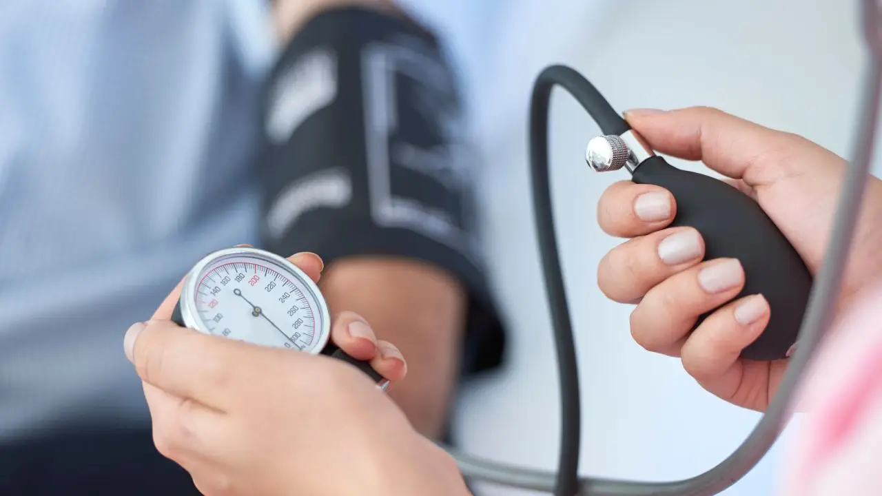 Hai mai avuto problemi di pressione alta? Ecco chi deve fare attenzione al rischio cardiovascolare