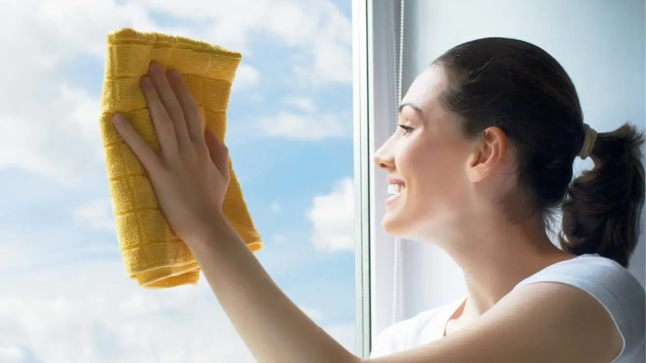 Il trucco geniale per pulire i vetri esterni che non si aprono senza rischiare e senza fatica
