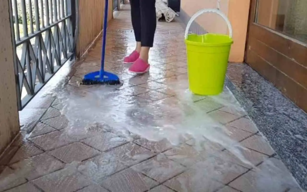Guerra per le pulizie condominiali? Ecco cosa dice la legge su chi deve farle