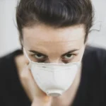 Usi una mascherina in TNT? Ecco la verità su quanta protezione offre davvero