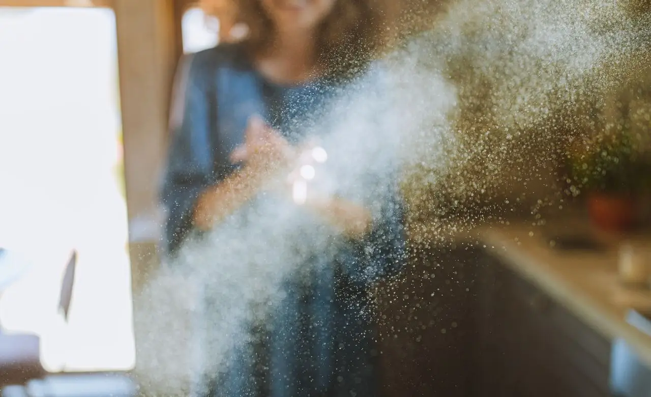 L’errore comune che fa girare polvere nell’aria di casa: ecco come eliminarla subito
