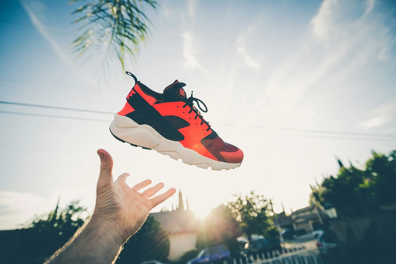 Come lavare le scarpe in lavatrice senza rovinarle: ecco cosa devi fare