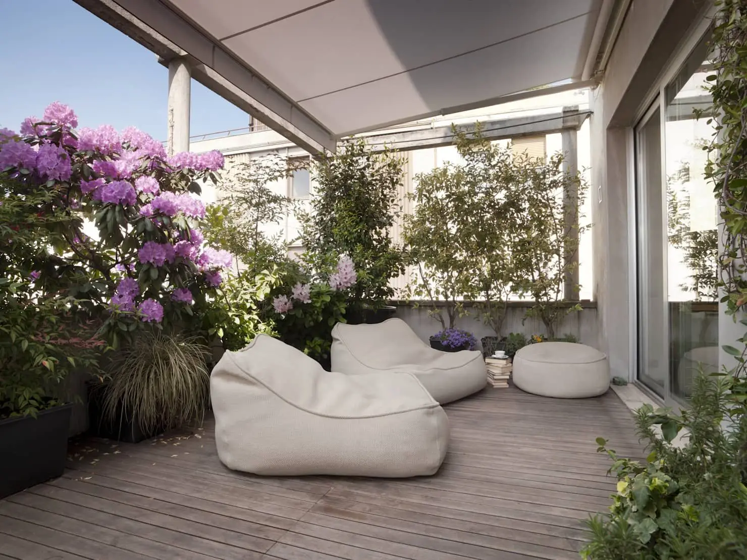 Hai una piccola veranda o balcone? Ecco come trasformarlo in un angolo relax con una semplice divanetta