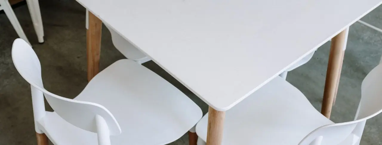 Come far rivivere i mobili in plastica sbiaditi il metodo con acqua e sale