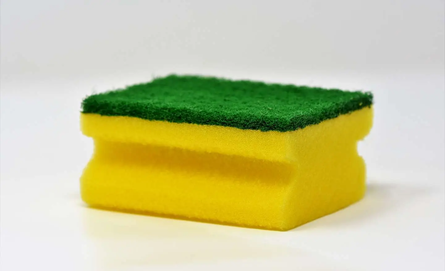 Non usare più la spugna per lavare i piatti: ecco il metodo alternativo più igienico