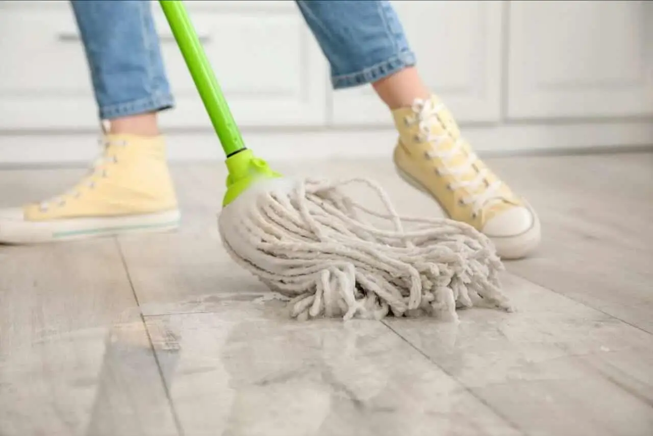 Non usare solo acqua: ecco cosa aggiungere al mocio per pavimenti splendenti