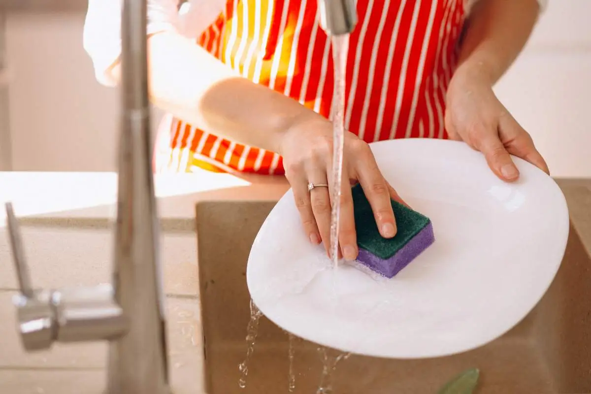 Lavi i piatti a mano? Ecco l’errore che fai e che non li disinfetta davvero