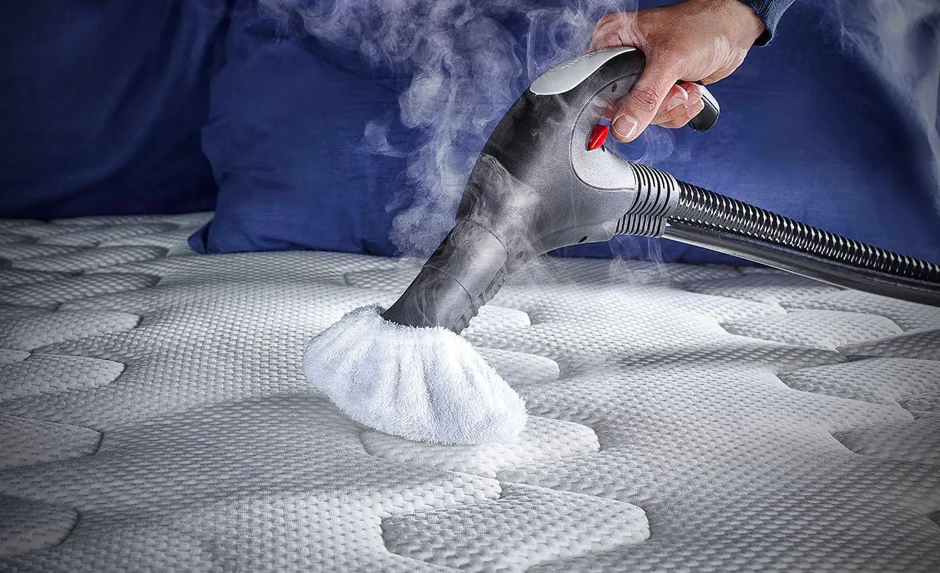 Non usare il vaporetto sul divano in questo modo: rischi di rovinarlo irrimediabilmente