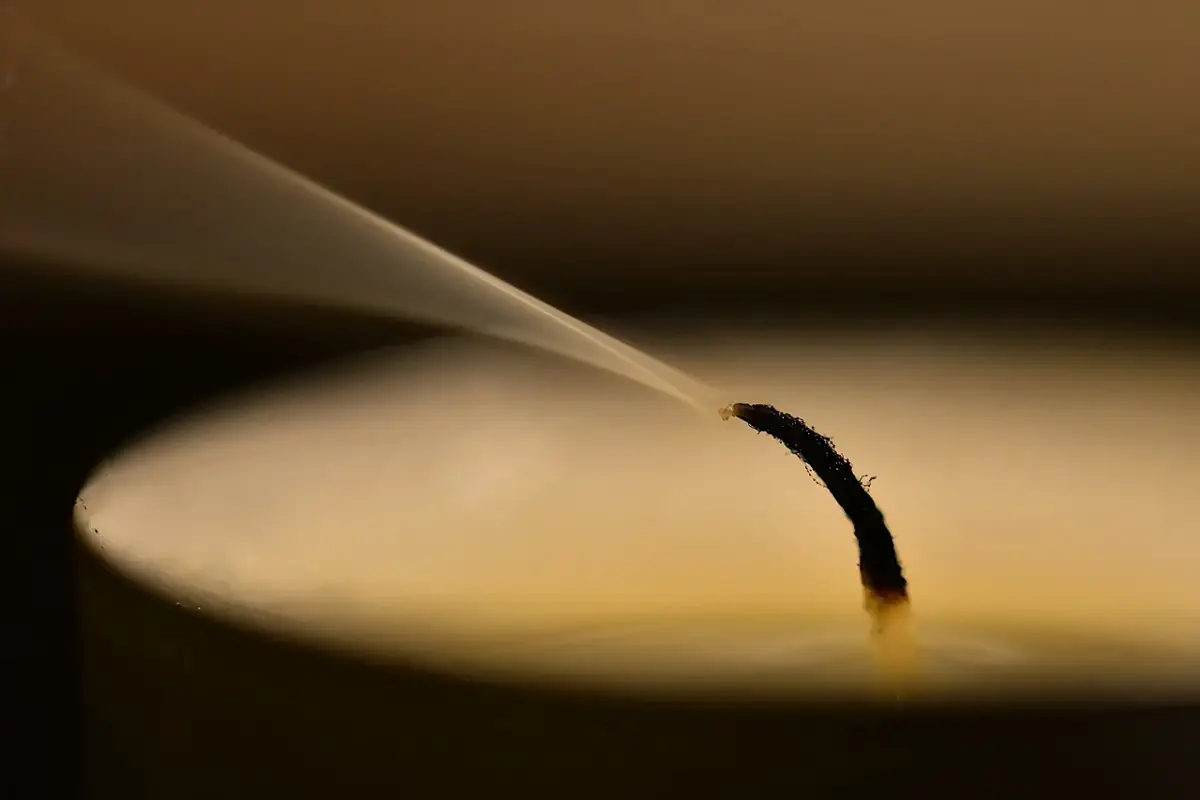 Senti improvvisamente odore di incenso in casa? Ecco il significato nascosto che non immagini