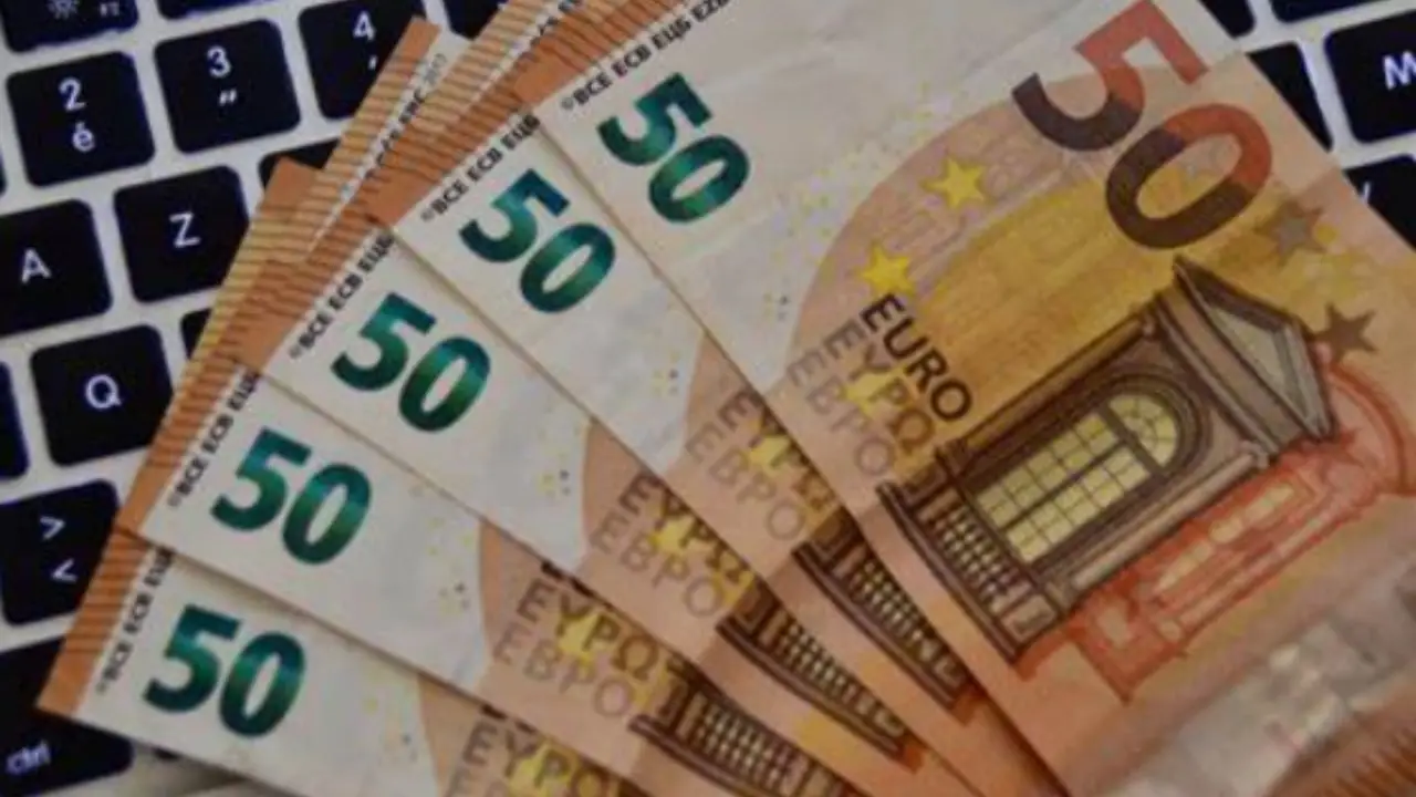 Le tue banconote puzzano di muffa? Ecco il trucco rapido per eliminare l’odore senza rovinarle