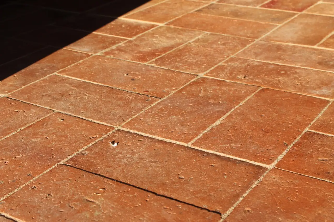 Macchie di cemento sui mattoni? Ecco il metodo definitivo per rimuoverlo senza danneggiarli