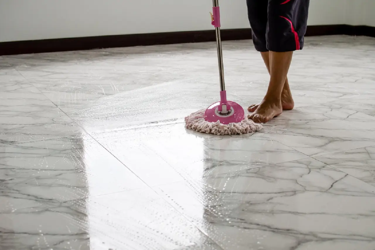 Macchie di gesso su pavimenti e vestiti? Ecco il trucco rapido per eliminarle senza lasciare aloni