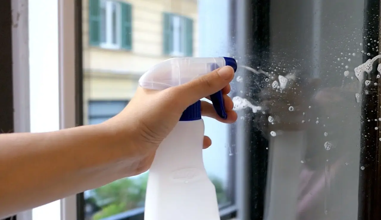 Dimentica lo sgrassatore chimico: ecco la sostanza naturale che smacchia tutto