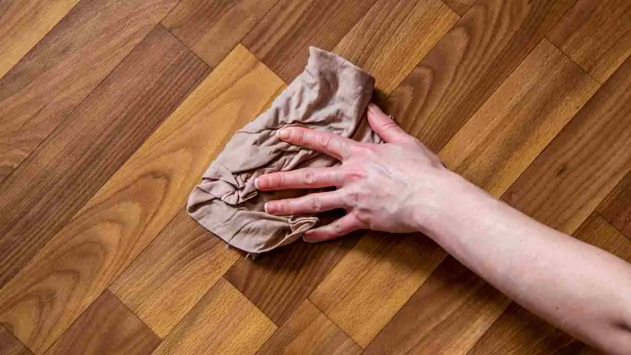 Polvere fine sul parquet dopo i lavori? Ecco il trucco per pulirlo senza graffiarlo