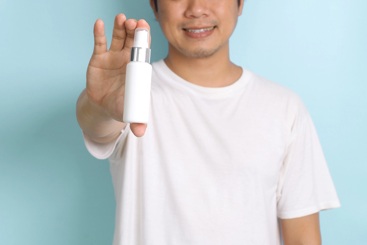 L’alternativa naturale che funziona meglio del deodorante: basta una spolverata