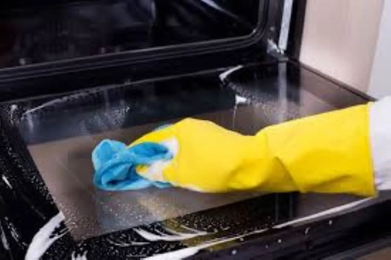 Come pulire il forno molto incrostato senza fatica? Il trucco della notte che scioglie tutto lo sporco